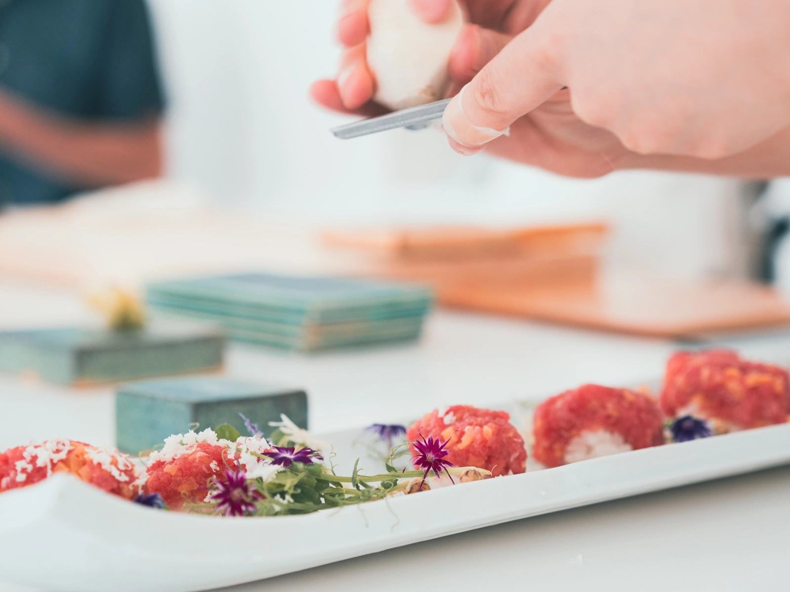 彩り鮨を盛り付ける職人の手元