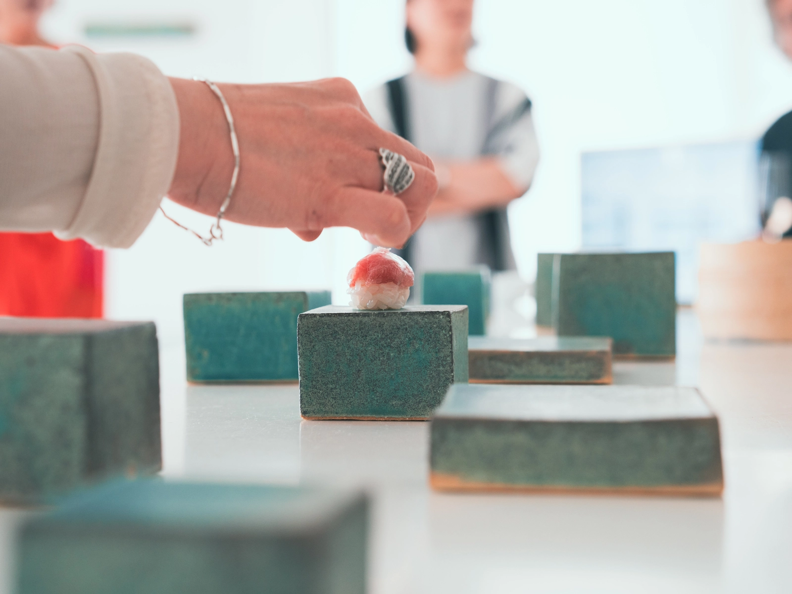 寿司を器の上に置く手元