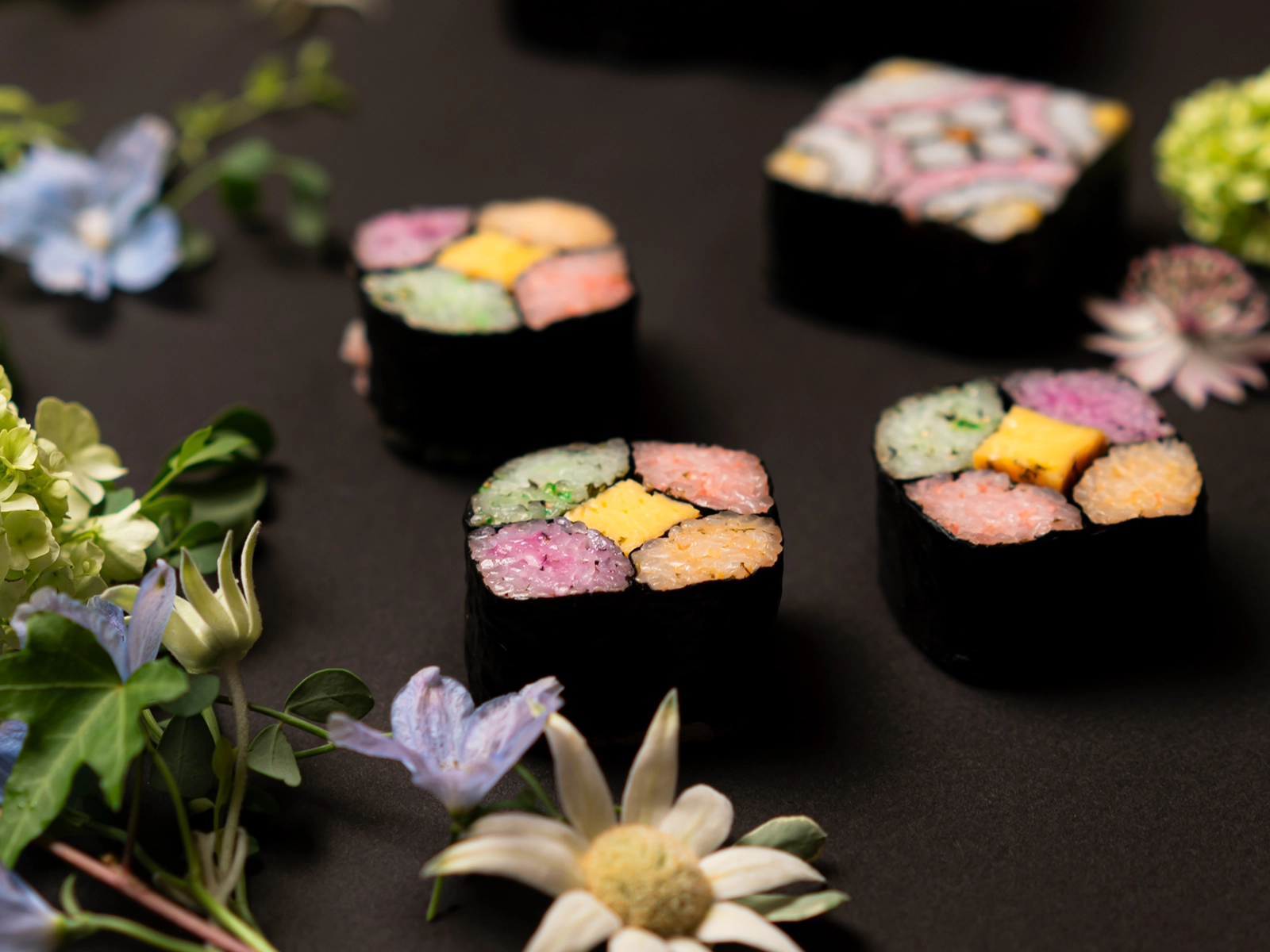 花に囲まれた彩りの巻き寿司アート
