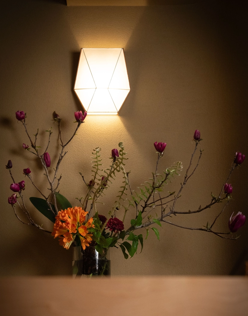 店内を彩る季節の生花