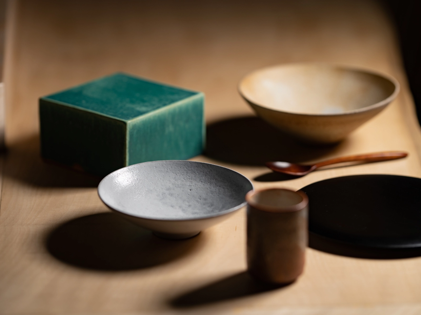 食卓に並ぶ器と酒器