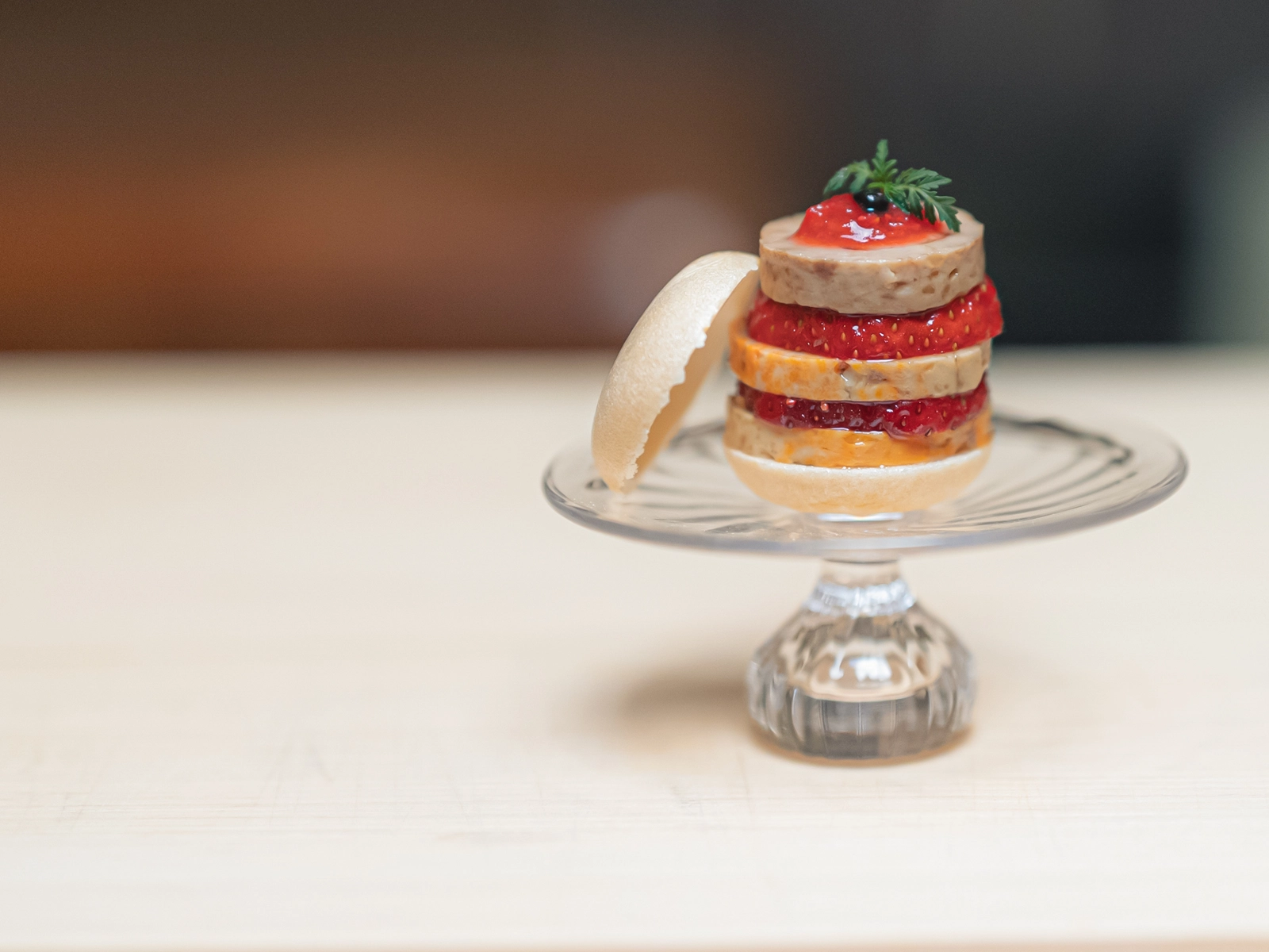 ガラス皿にのった小さな甘味