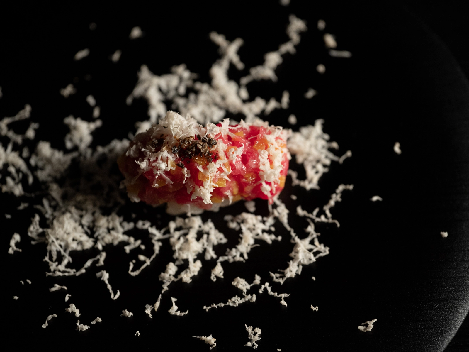 黒い器に盛られた彩り鮨