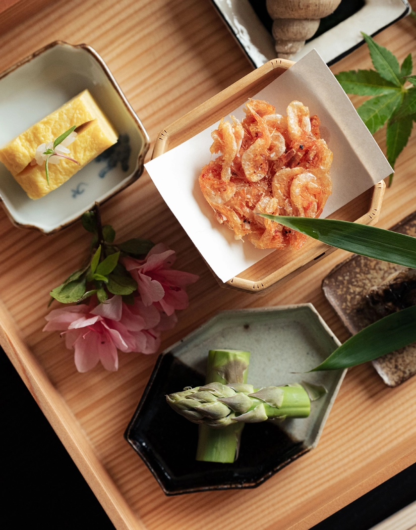 木箱に盛られた季節の料理