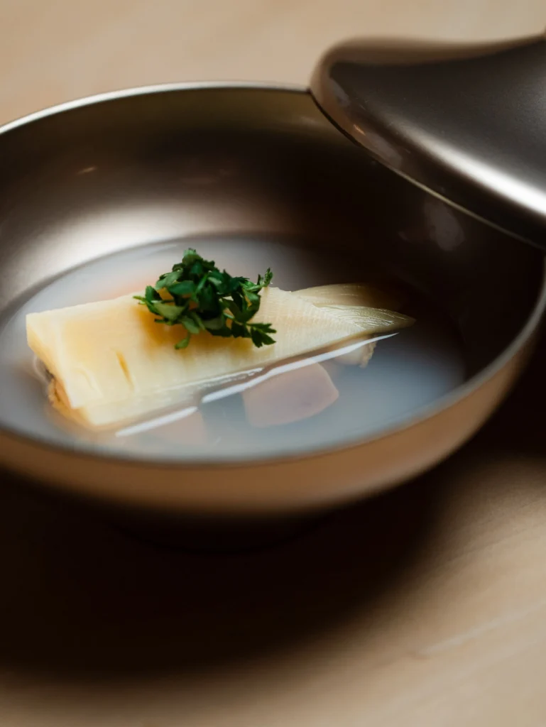 器に盛られた白身の一品