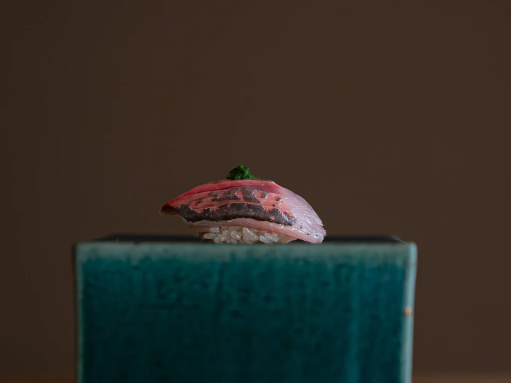緑の台に置かれた握り鮨