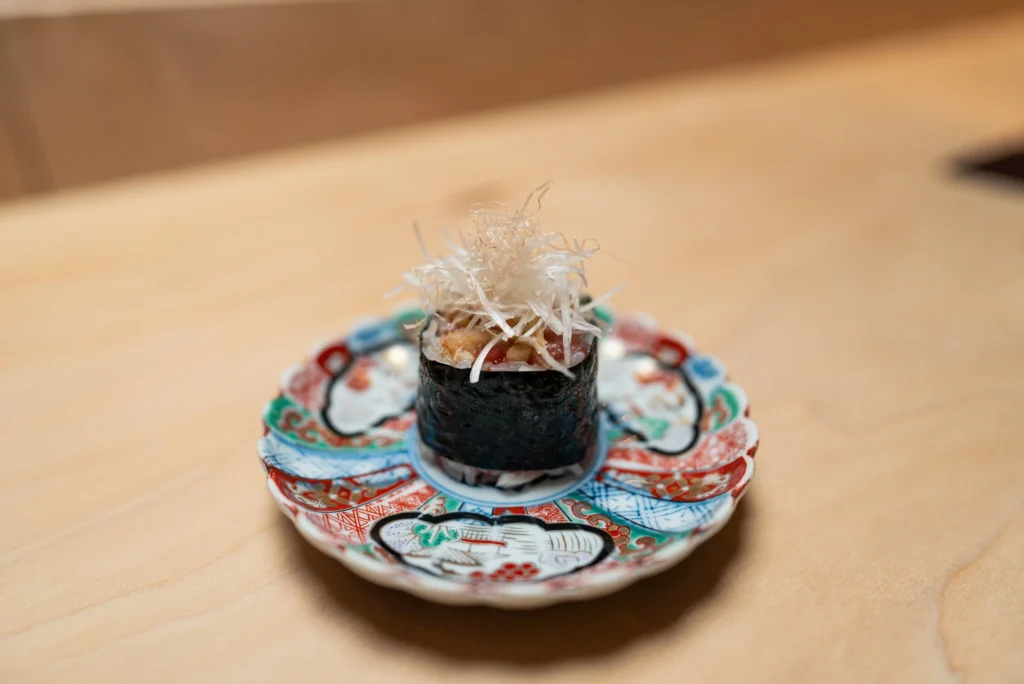 器に盛られた巻き寿司