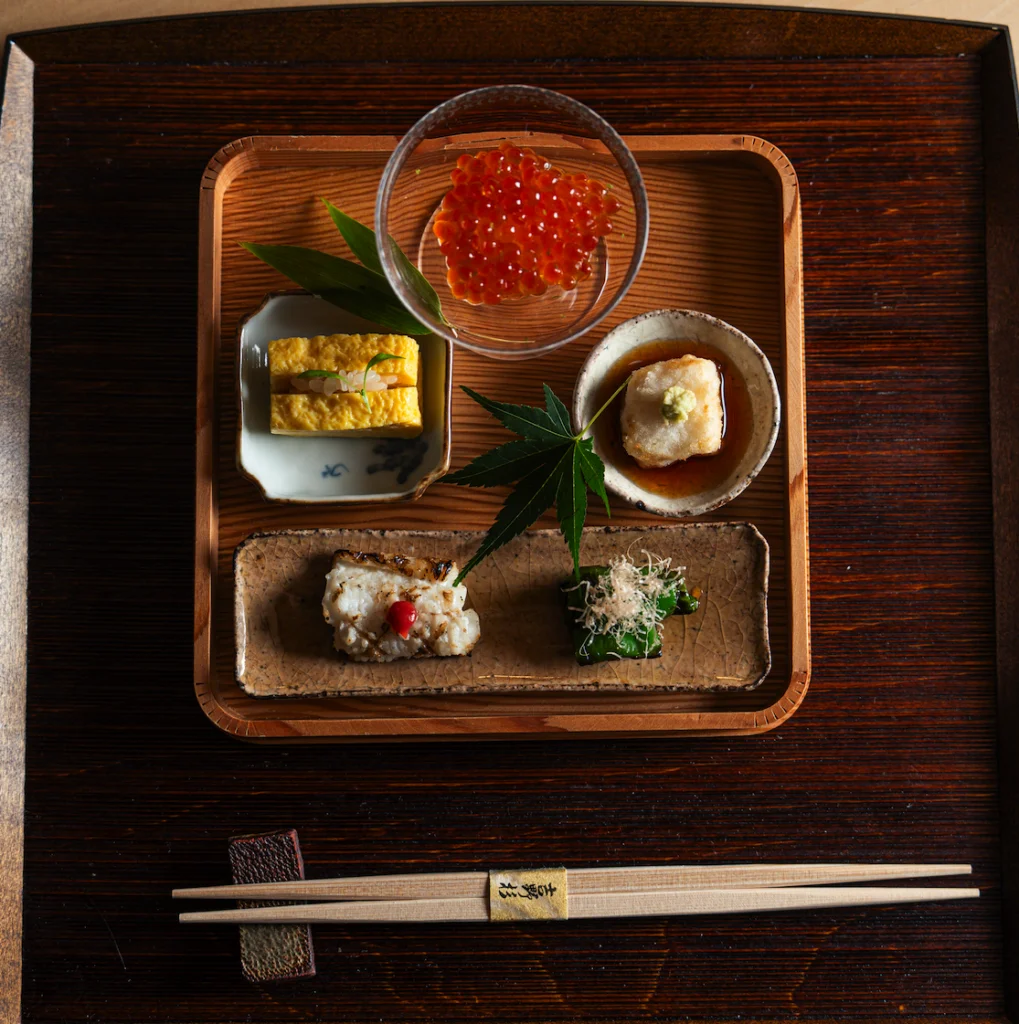 木箱に盛られた料理