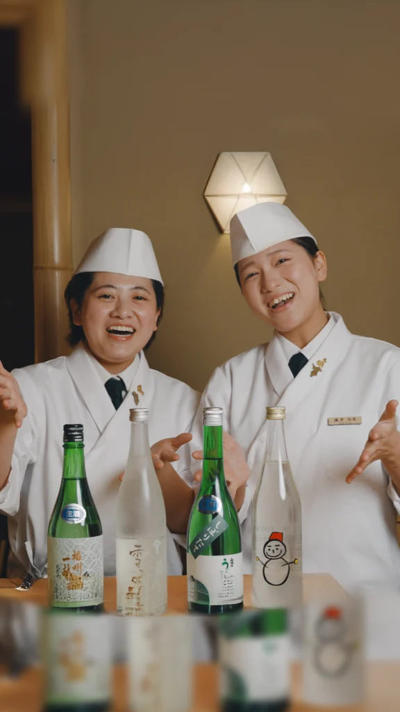 店内で並ぶスタッフ