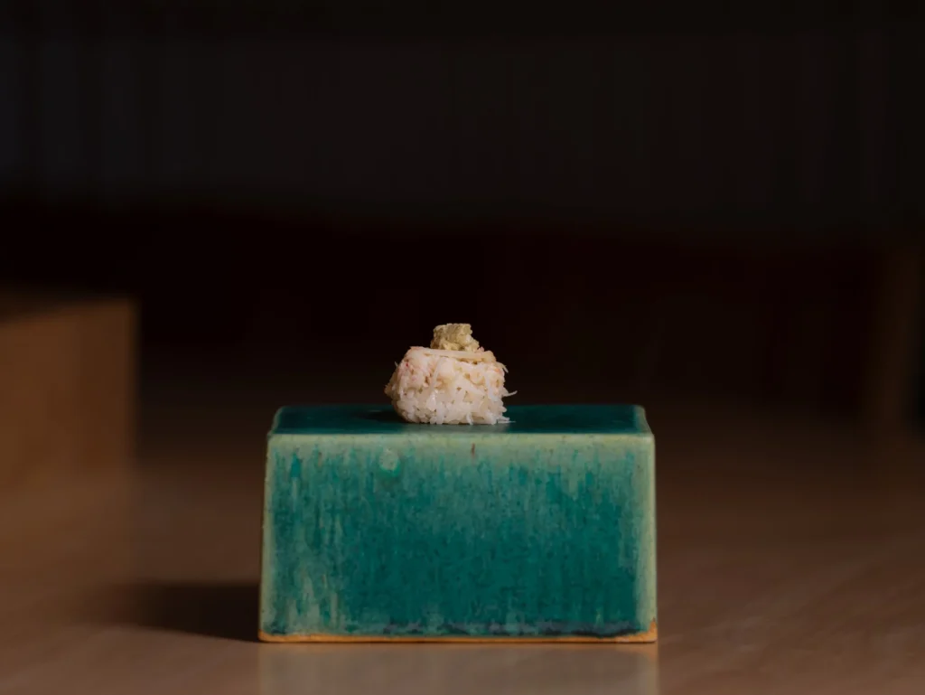 黒背景に置かれた握り鮨