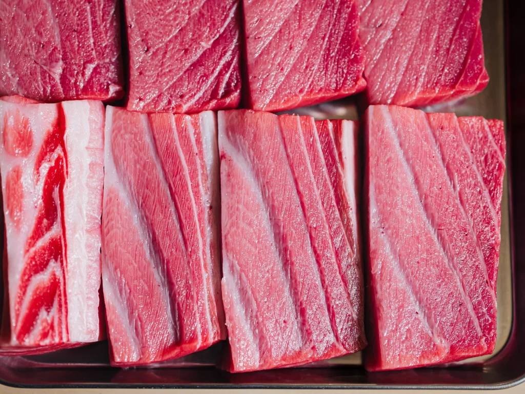 並べられた赤身の切り身
