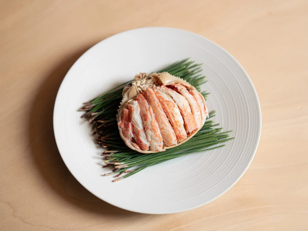 白い皿に盛られたイセコガニ