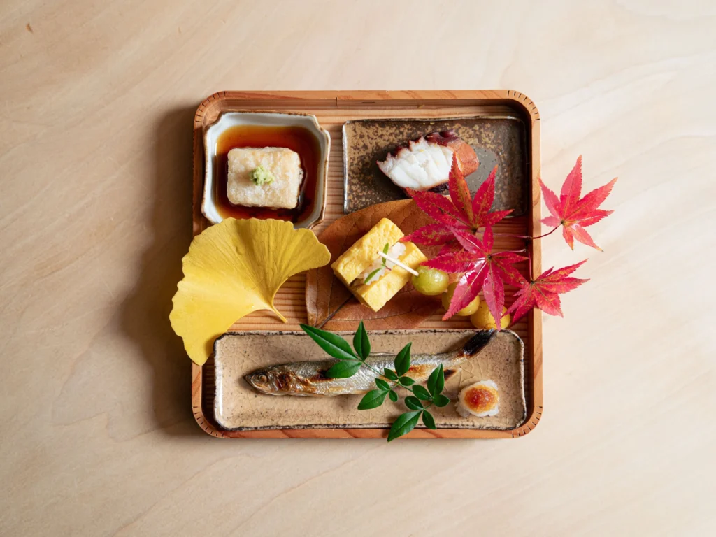 木箱に盛り付けられた料理「晩秋の八寸」