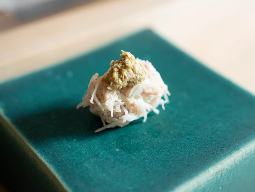 緑の台に盛られた一品料理