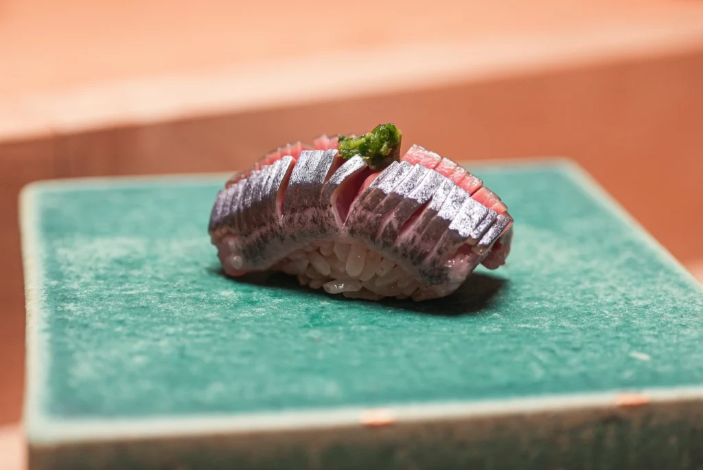 緑の台に並ぶ握り鮨