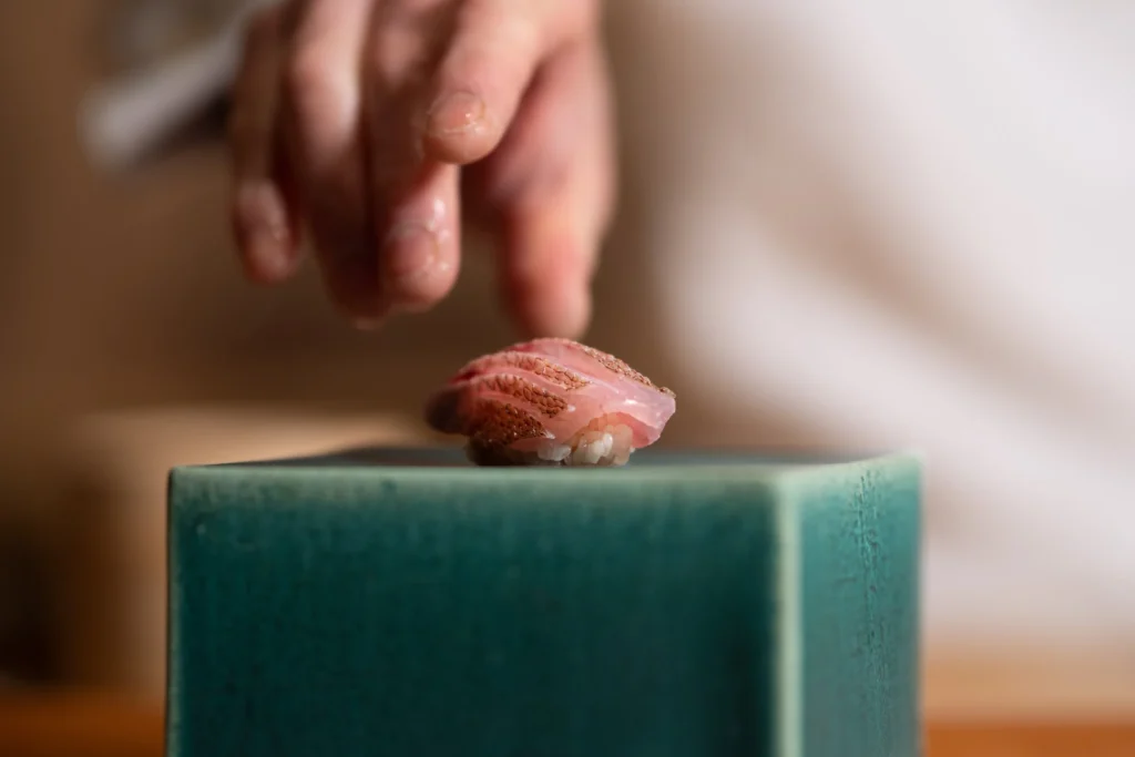 緑の台に置かれた握り鮨