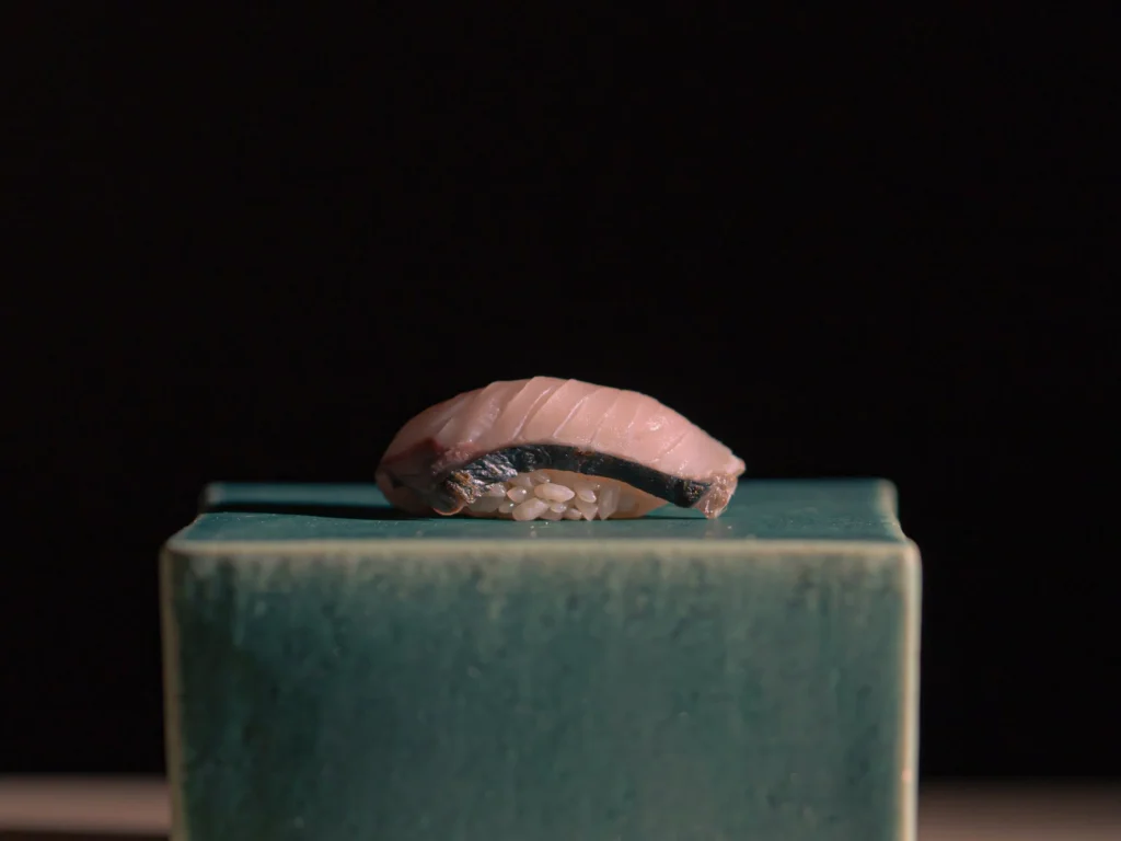 黒背景に置かれた握り鮨